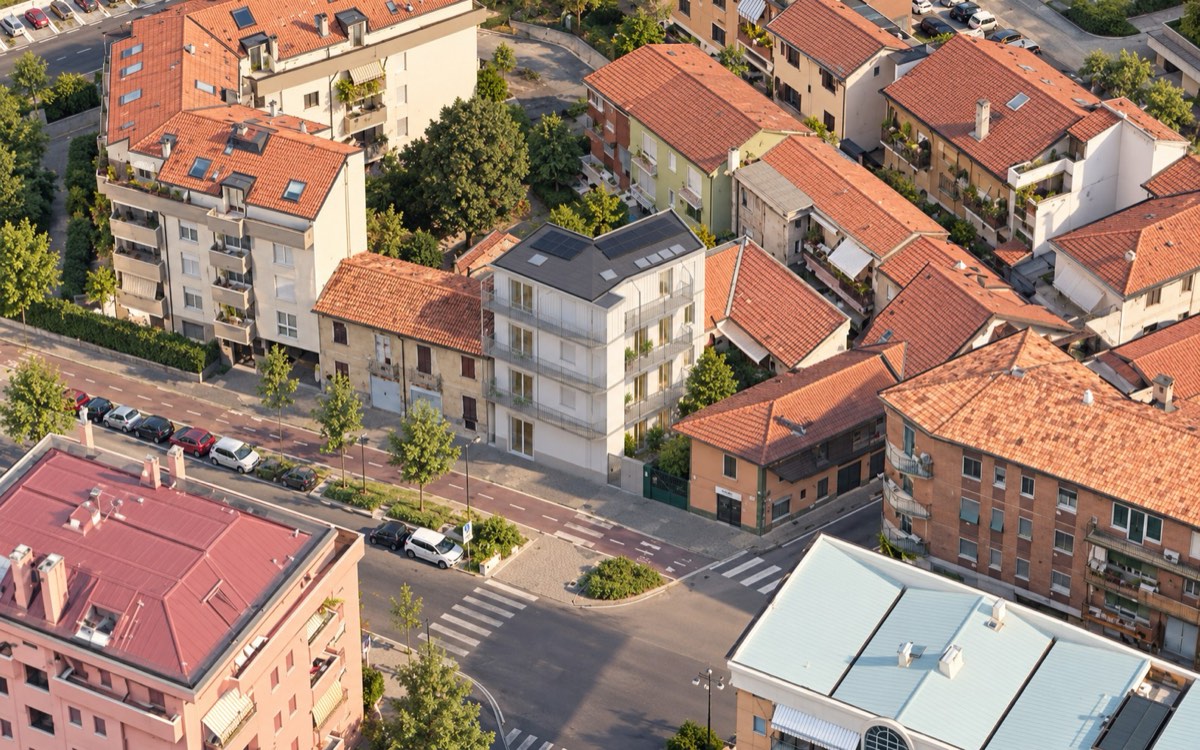 Vista 3D dall'alto: l'edificio PERNOI inserito su via Sempione a Pero